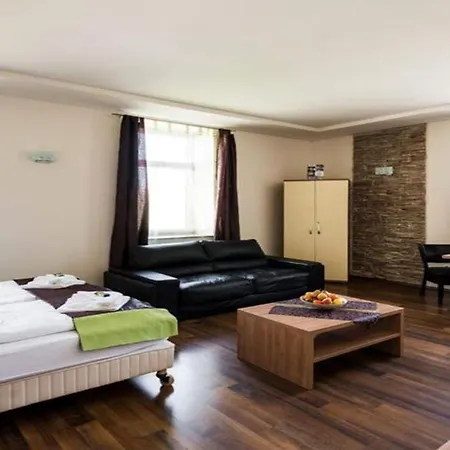 Garzon Plaza מלון גיור