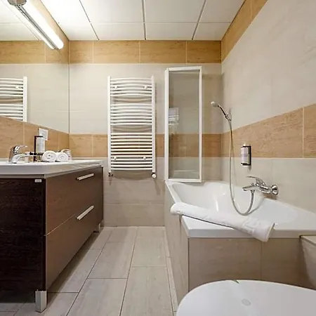 Hotell Garzon Plaza Győr