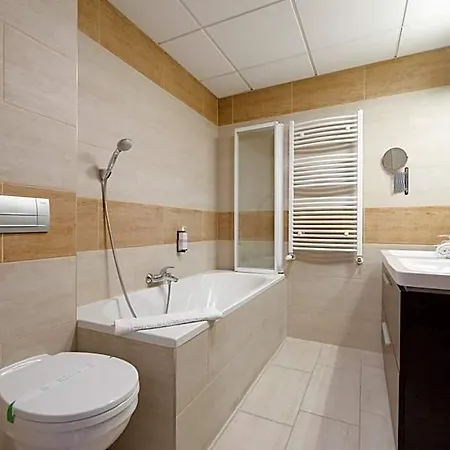 Hotell Garzon Plaza Győr