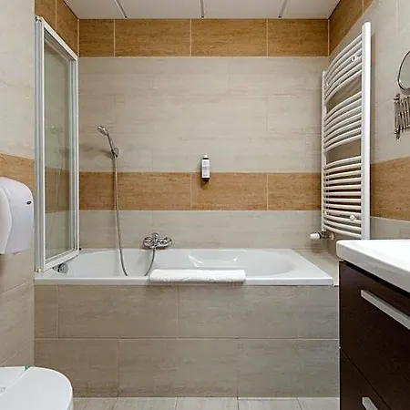 Hotell Garzon Plaza 4*