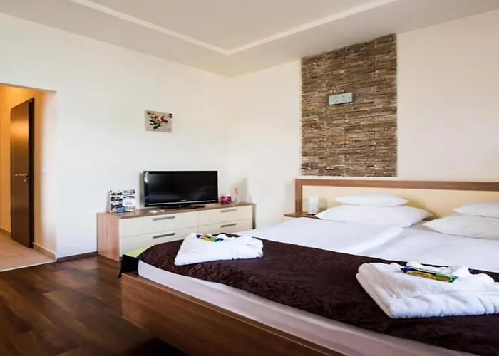 מלון Garzon Plaza גיור