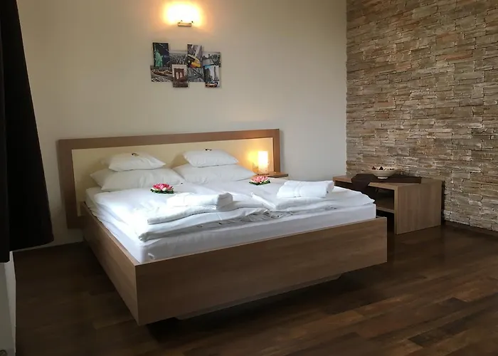 Garzon Plaza גיור