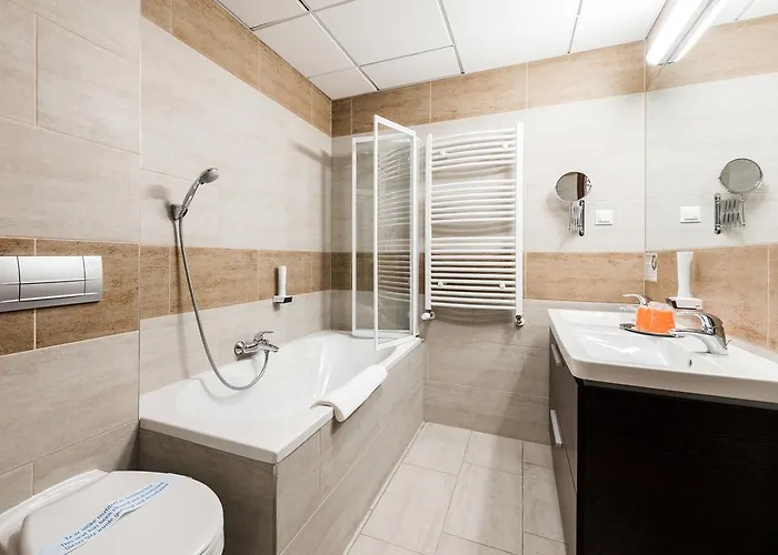 Garzon Plaza גיור