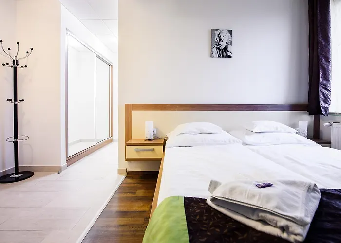 Garzon Plaza גיור