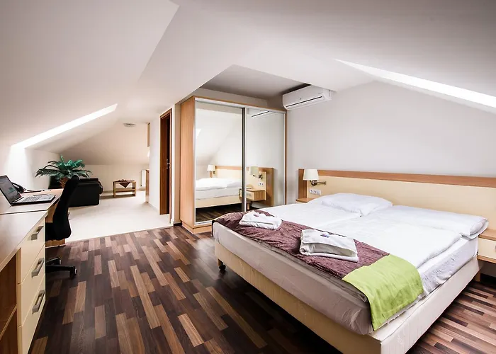 Garzon Plaza 4* גיור